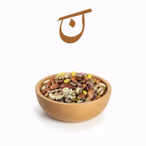 کاسه‌ای از آجیل تمام مغز تازه شامل پسته، بادام، گردو، بادام هندی.