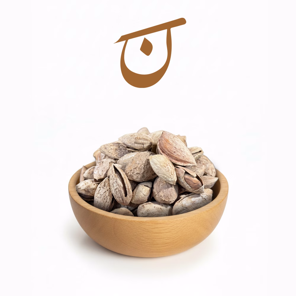بادام اغذی خام خارجی 93095 یک کاسه چوبی پر از بادام کاغذی خام خارجی با پوست