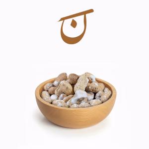 بادام زمینی نمکی در کاسه چوبی