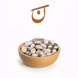 کاسه چوبی بادام کاغذی خام ایرانی با پوست نازک.