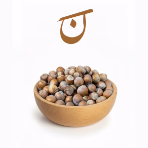 کاسه چوبی فندق خام با پوست تازه و باکیفیت.