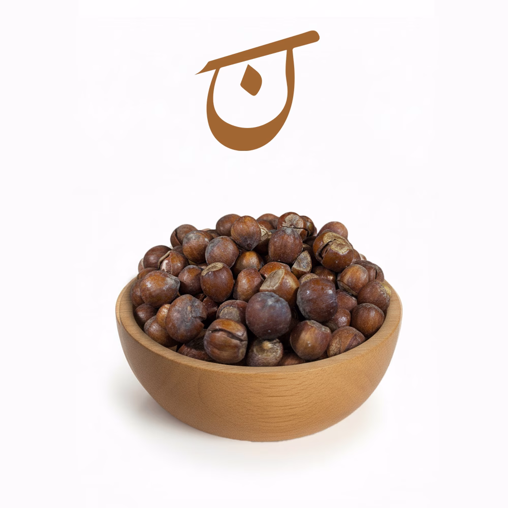 فندق نمکی با پوست فندق نمکی با پوست تازه و باکیفیت از ترکیه در کاسه چوبی.