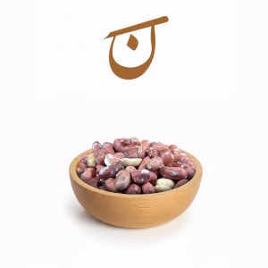 مغز بادام زمینی آستانه خام در کاسه چوبی