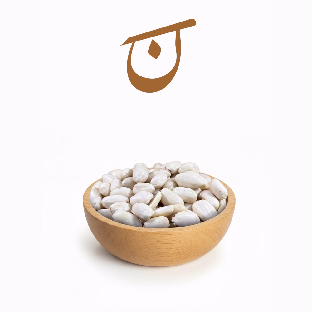 مغز بادام زمینی خام 93078 مغز بادام زمینی خام تازه در کاسه چوبی