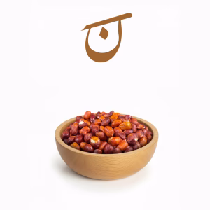 کاسه‌ای از مغز بادام زمینی قرمز بو داده تازه و خوش‌رنگ