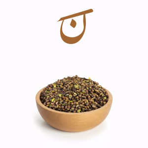 کاسه چوبی پر از مغز بنه سبز و قهوه‌ای