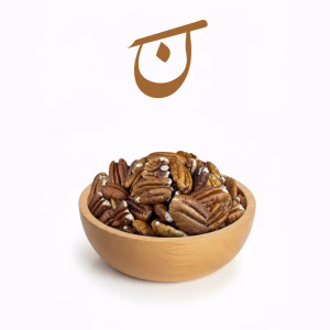 کاسه چوبی پر از مغز گردو پکان تازه و باکیفیت