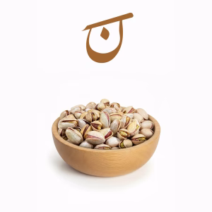 کاسه چوبی فندق خام با پوست تازه و باکیفیت.