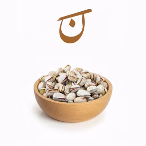 پسته احمد آقایی نمکی در کاسه چوبی