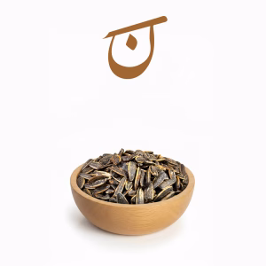 تخمه آفتابگردان باربیکیو تازه در کاسه چوبی