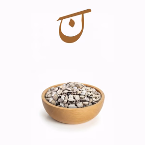 کاسه‌ای پر از تخمه هندوانه خانگی بوداده و نمکی