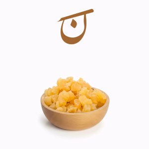 حبه زنجبیل خشک طلایی در کاسه چوبی