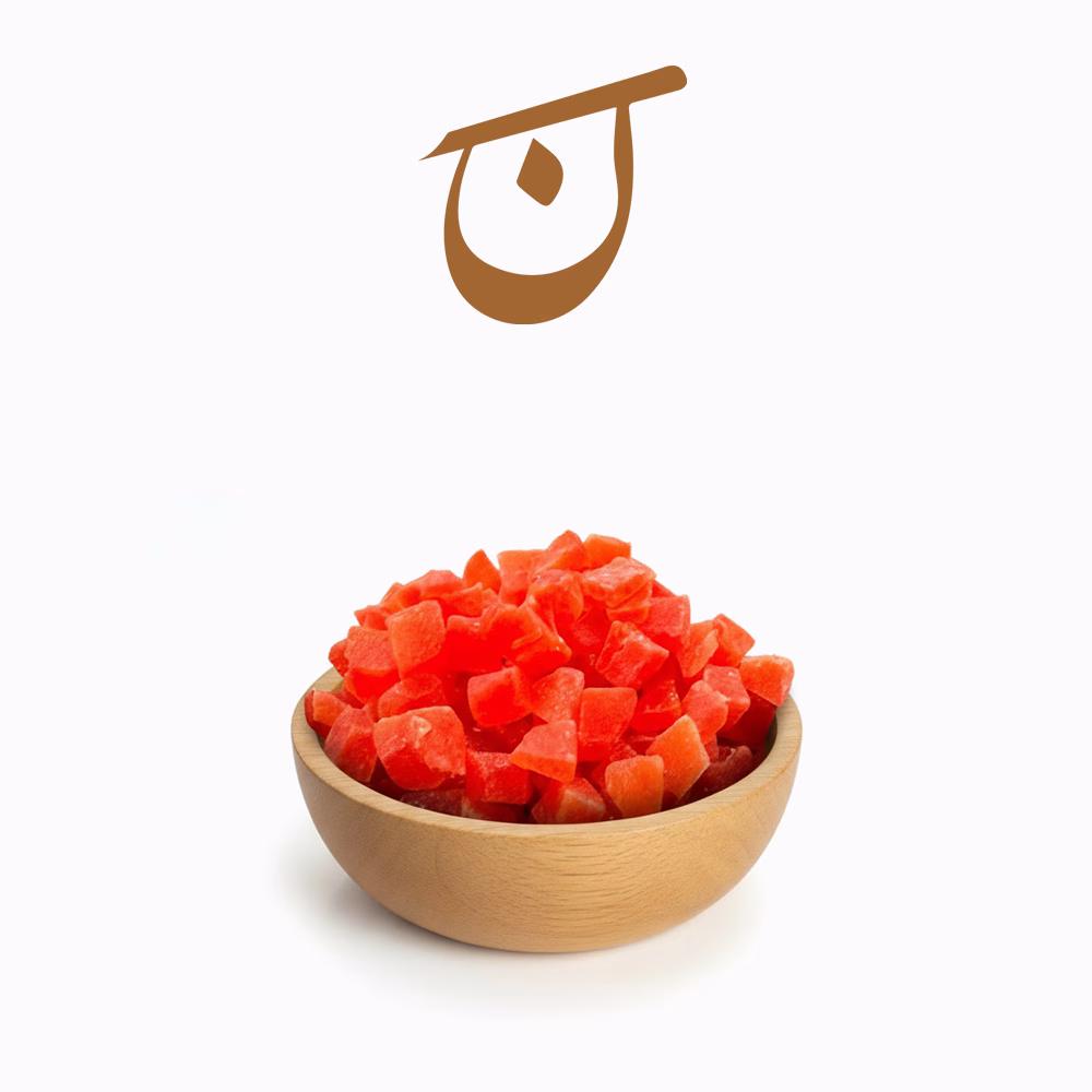 حبه پاپایا خشک نارنجی در کاسه چوبی