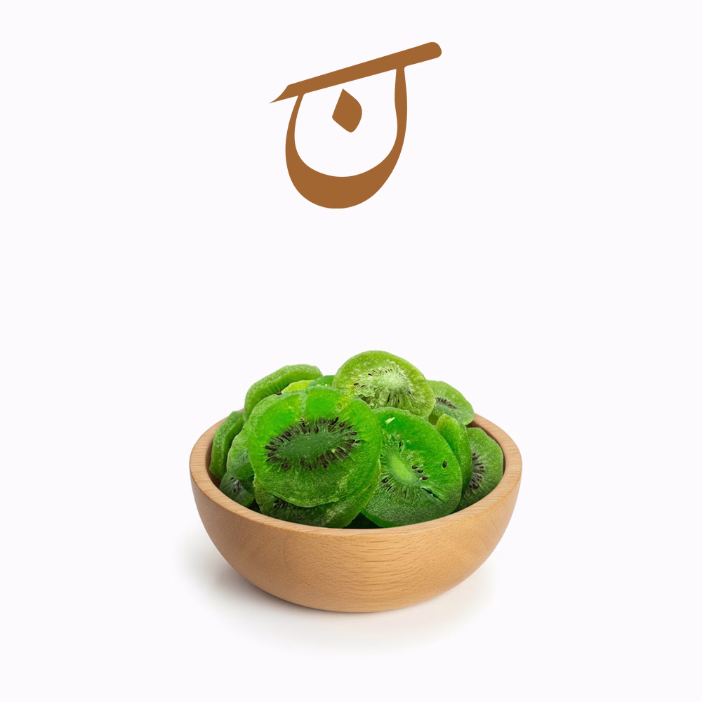 کاسه چوبی پر از کیوی خشک وارداتی تازه و سبز