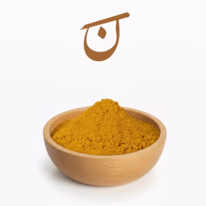 پودر کاری زرد رنگ در کاسه چوبی