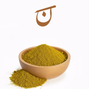 کاسه چوبی پر از ادویه ترشی زرد