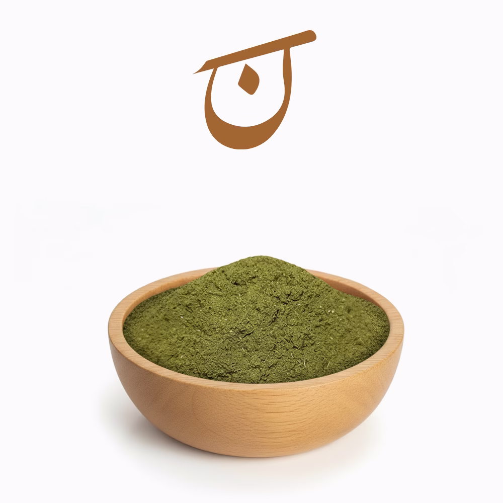 کاسه چوبی حاوی ادویه ماست خیار سبز رنگ کاسه چوبی حاوی ادویه ماست خیار سبز رنگ