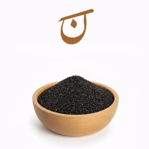 کاسه چوبی پر از تخم شربتی سیاه تازه