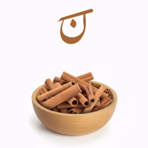 چوب‌های دارچین قلم ممتاز در کاسه چوبی قهوه‌ای