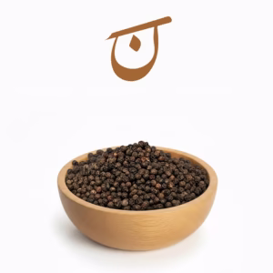 دانه فلفل سیاه تازه در کاسه چوبی روی زمینه سفید