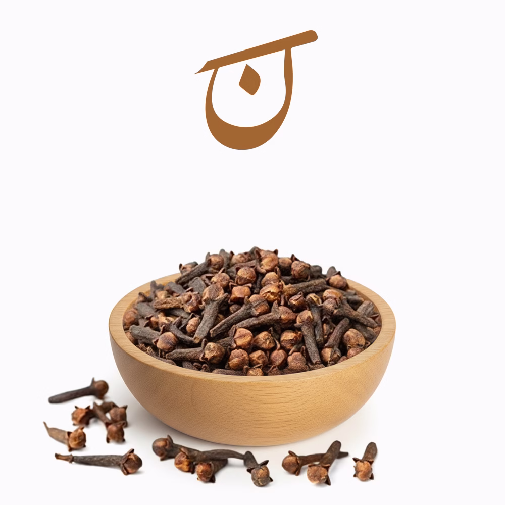 میخک اندونزی میخک اندونزی خشک و معطر در کاسه چوبی